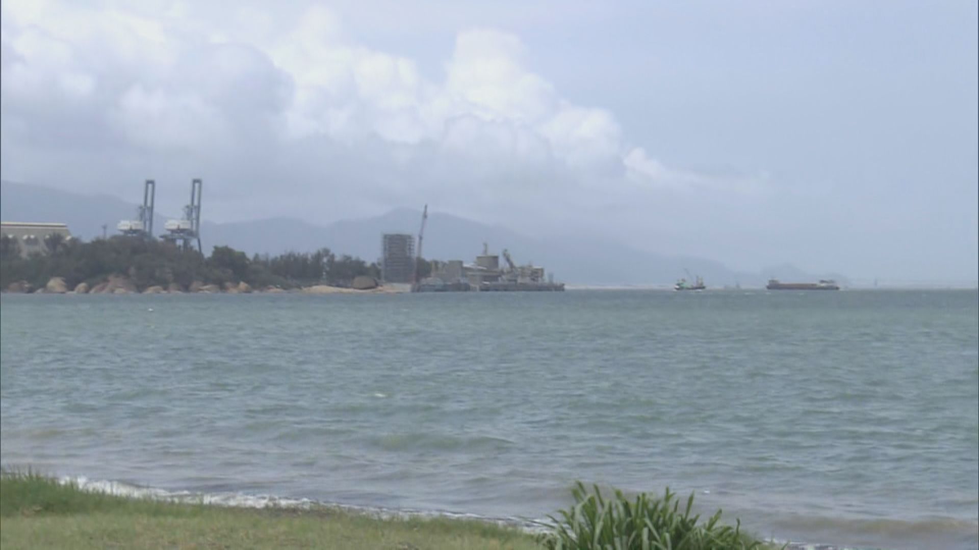 屯門客貨車衝落海　男子獲救送院終不治