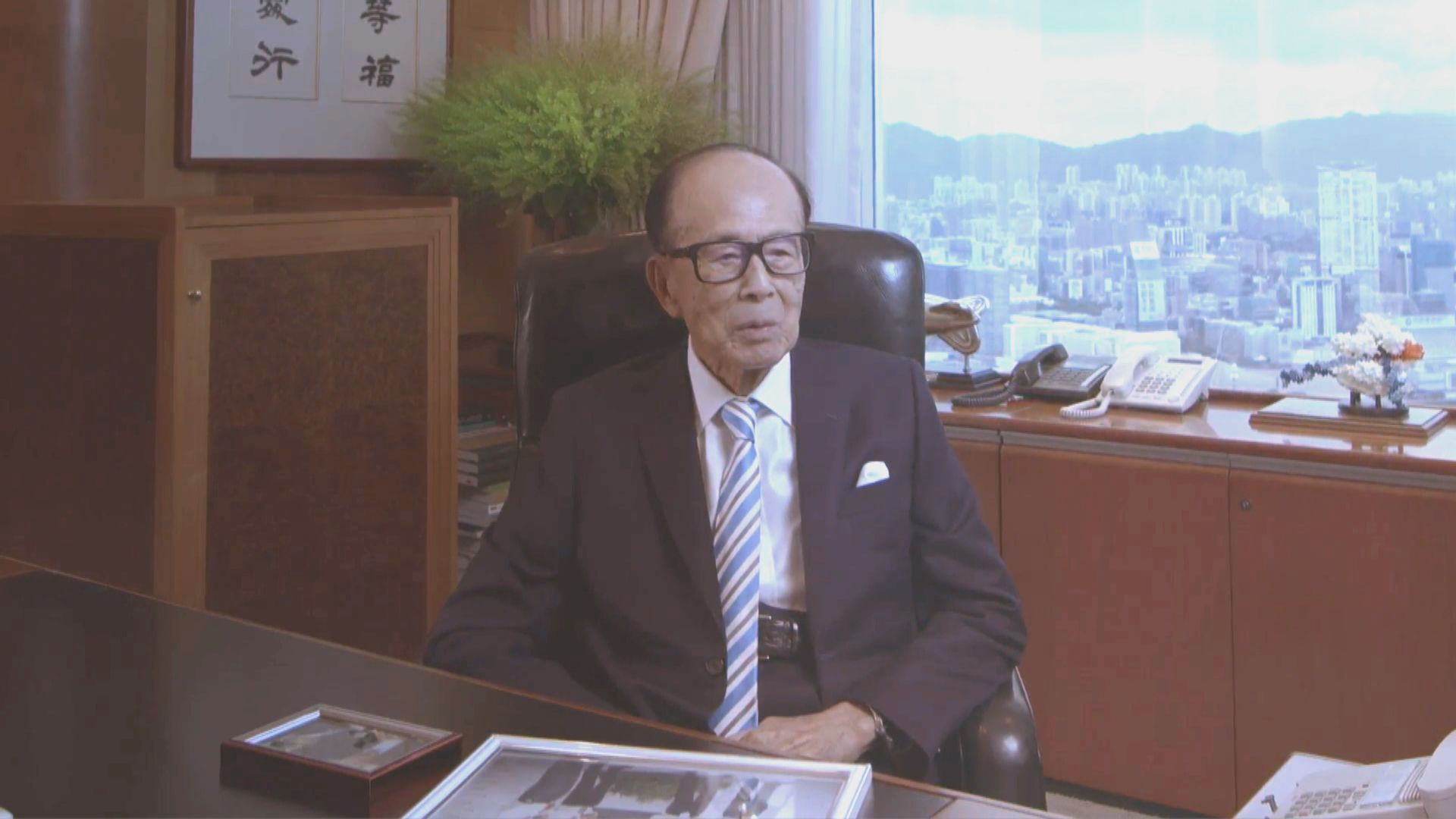 李嘉誠玩ChatGPT 獲回覆「星港兩地是競爭合作混合體」