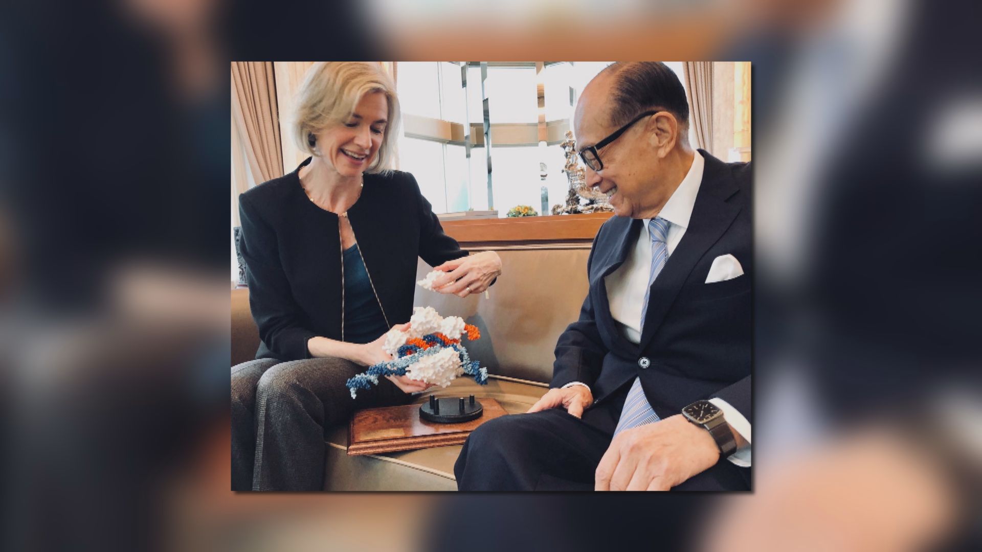 李嘉誠基金會恭賀杜德娜和霍頓獲諾貝爾獎