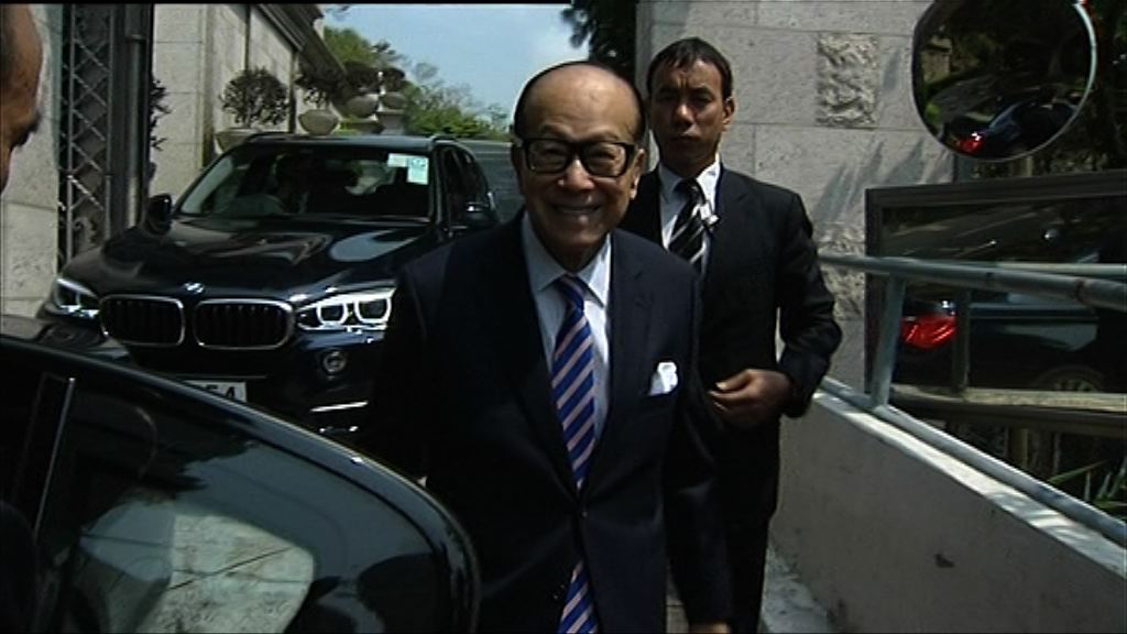 【全城關注退休】李嘉誠落車影相：下晝先講！