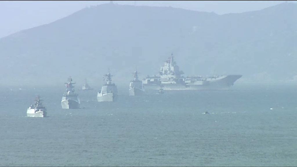 中國首艘航母遼寧號抵港