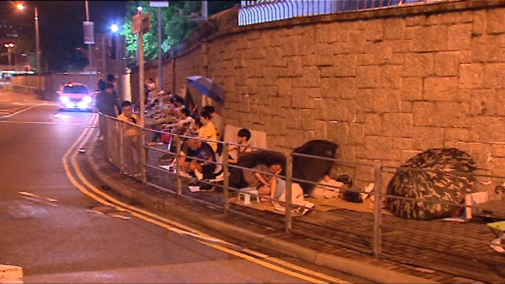 有市民通宵排隊領取遼寧號參觀券