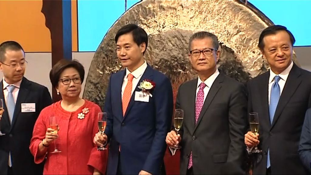 【小米首掛】股價破底有財爺、小加「攬攬」