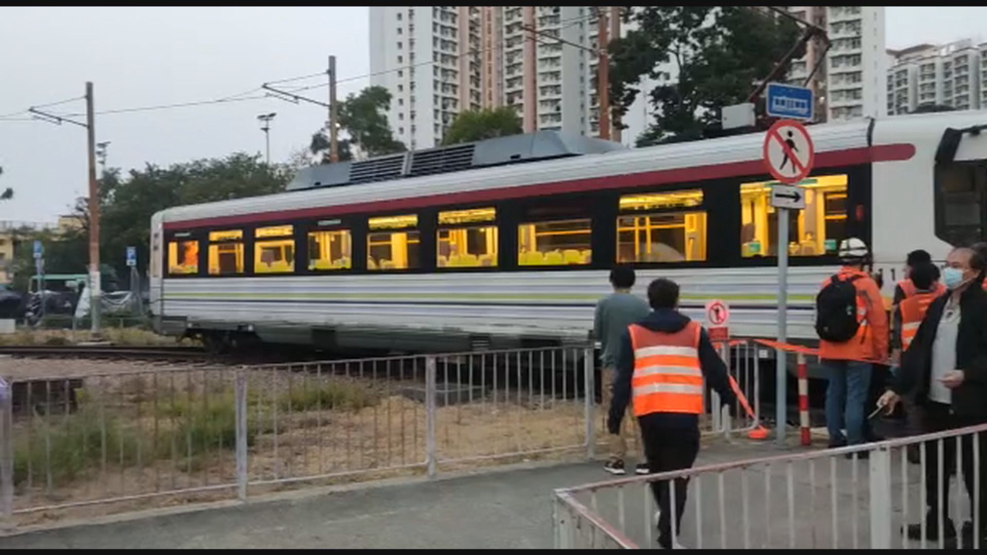 港鐵：輕鐵天瑞站拖車輔助輪一度出軌　服務早上約六時半回復正常