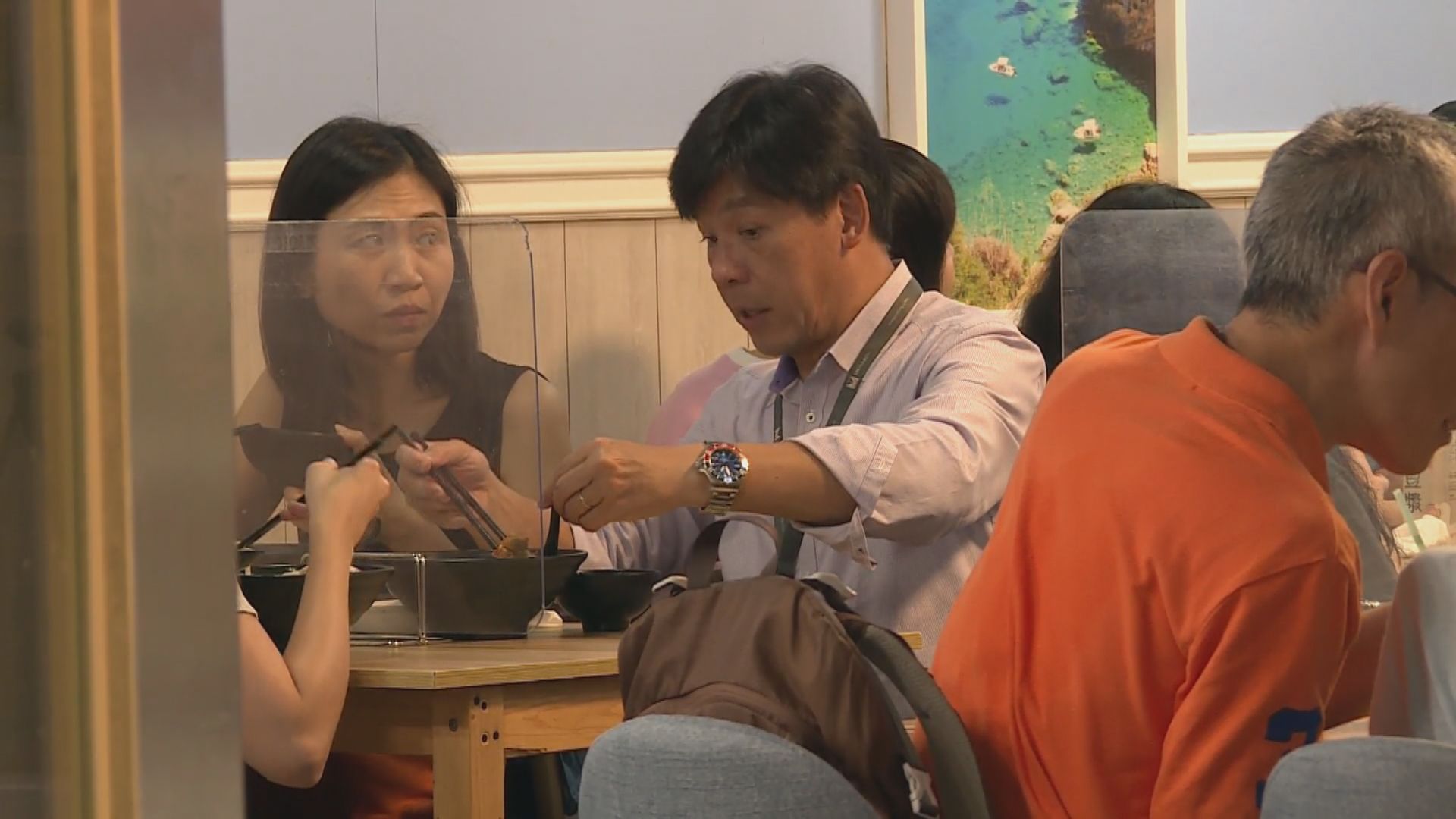 「光榮米線」被指違地契 同幢至少廿間食肆 食環署下午到大廈巡查