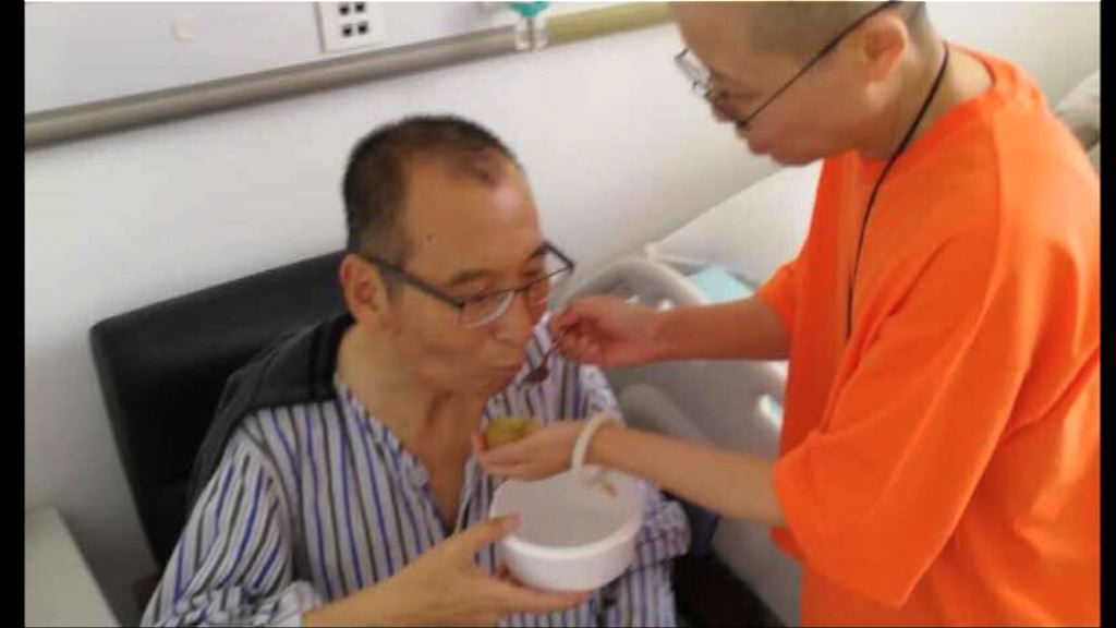 維權人士公開劉曉波劉霞病房合照