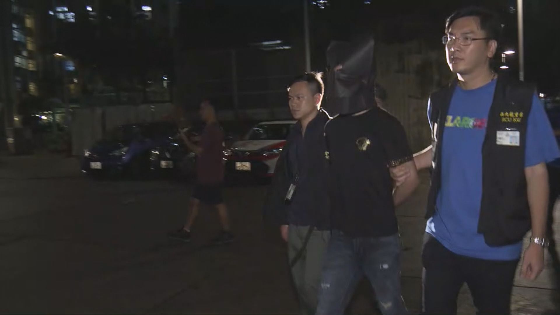 【原片】警押解表行劫案疑犯返住處調查