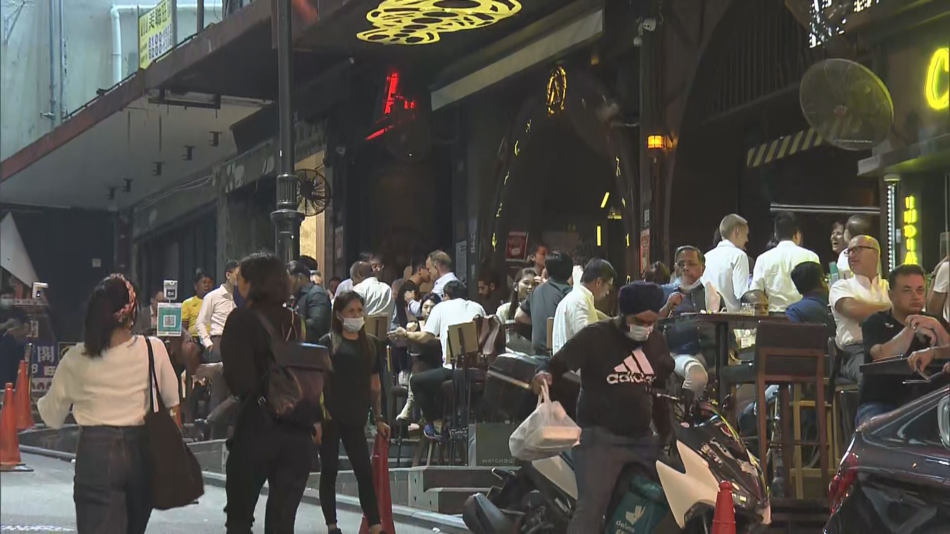 酒吧有條件復業第二日　不少人到蘭桂坊消遣