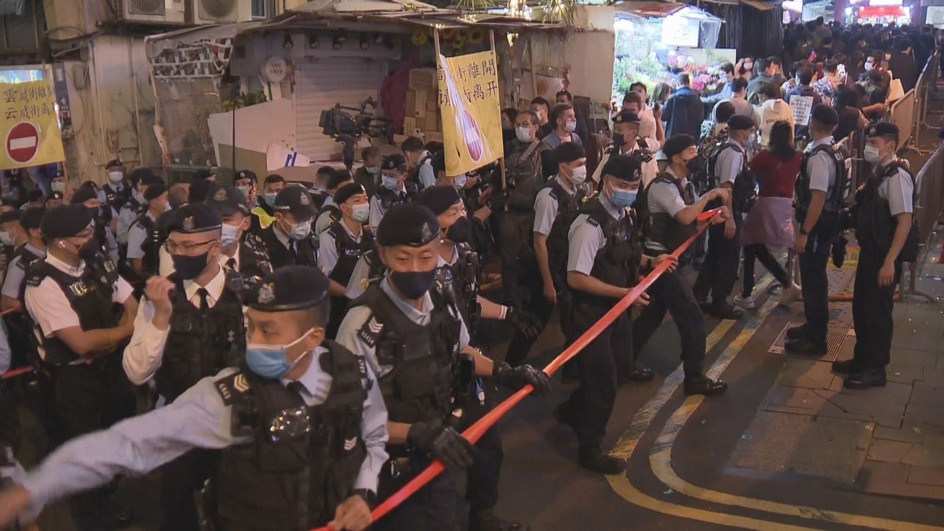 蘭桂坊人群倒數後　警方要求市民不可再逗留行車路