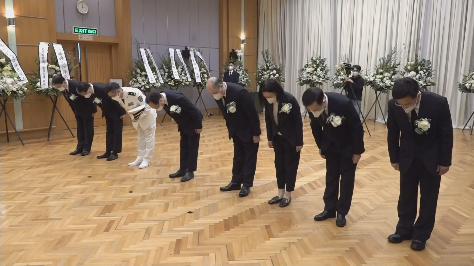 特區官員及駐港機構代表到中聯辦靈堂悼念江澤民