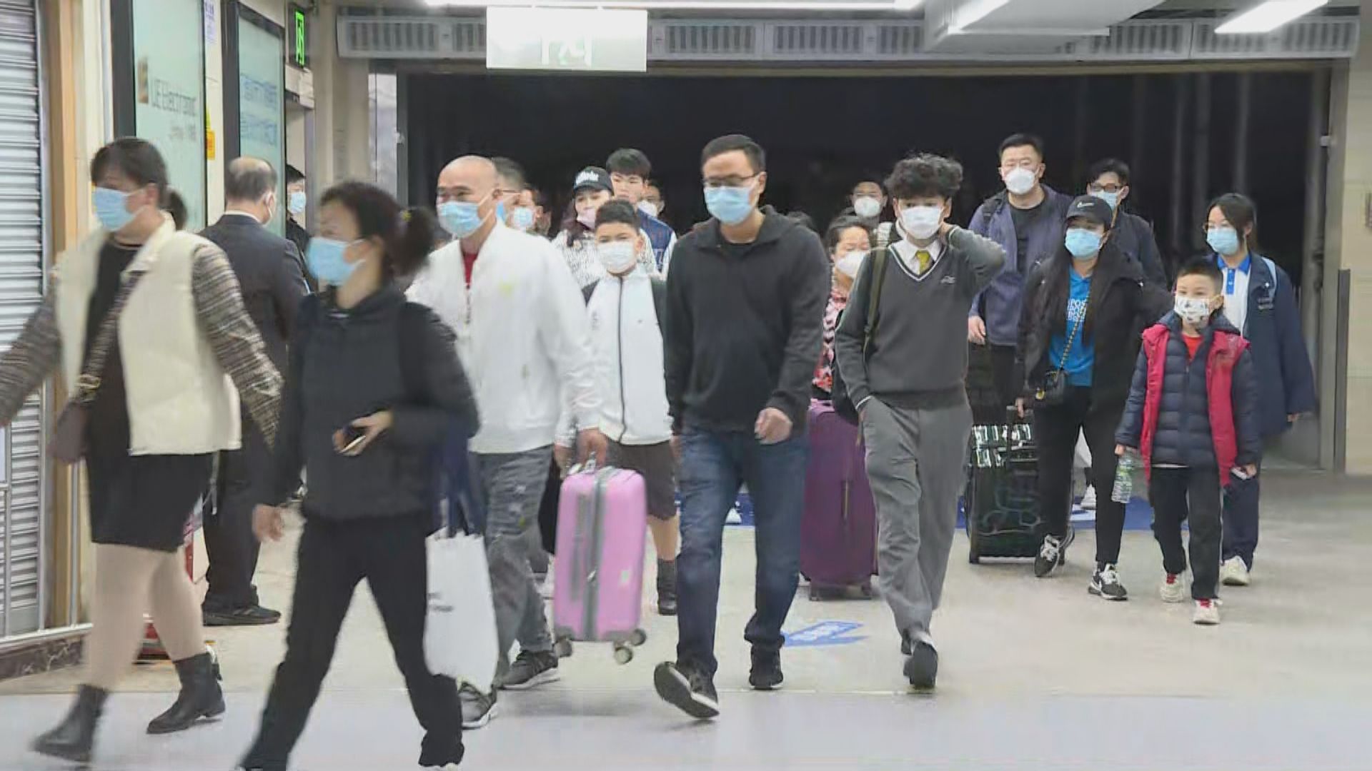 羅湖口岸重開　不少內地居民過關前往香港