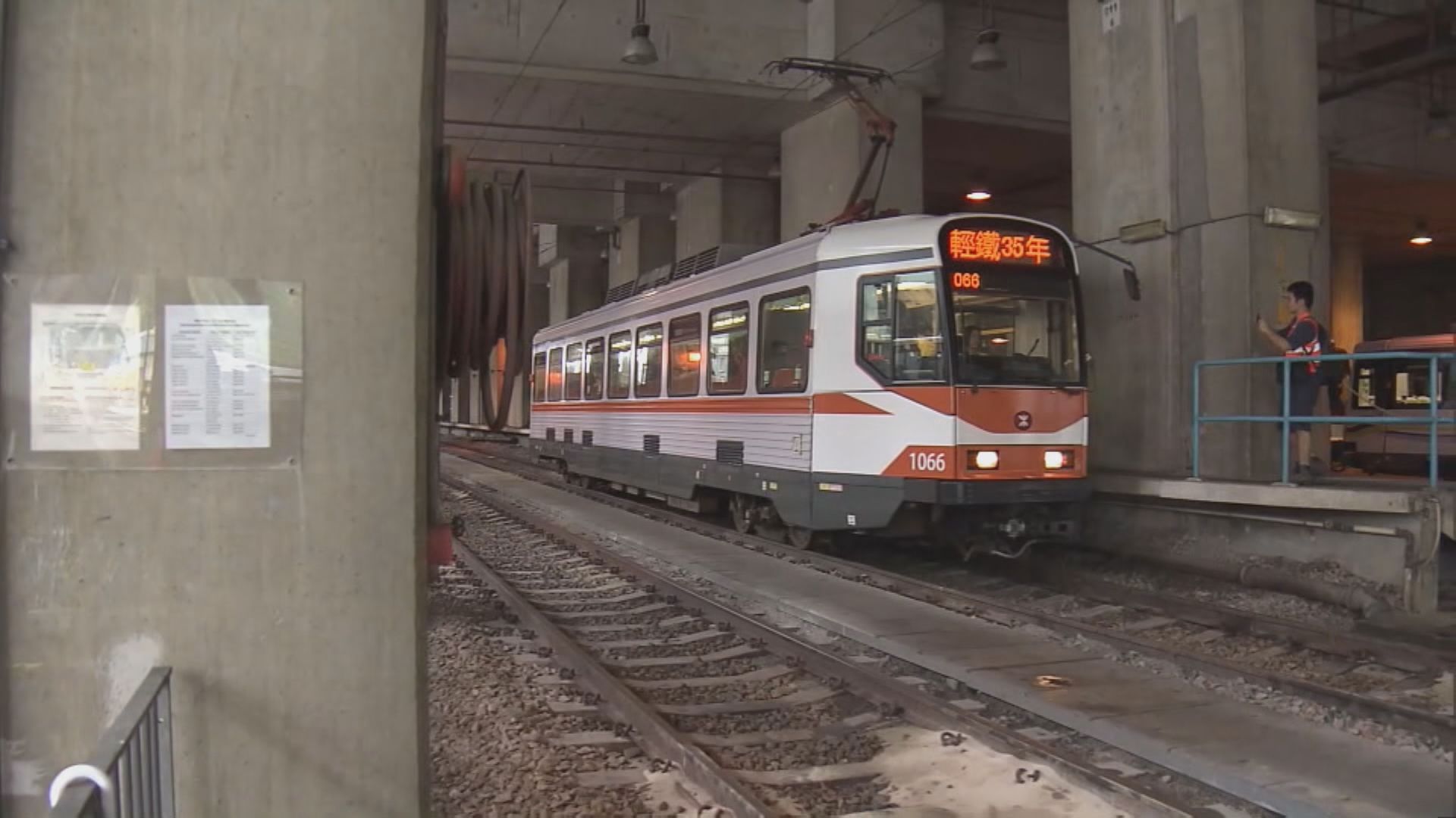 輕鐵通車35周年 重現橙白色列車