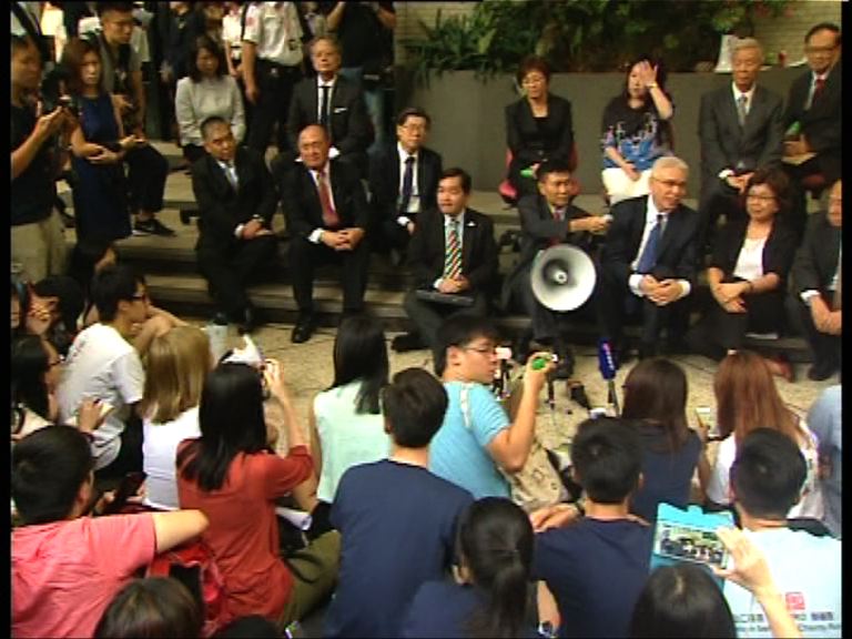 嶺大校董會取消會議會見學生