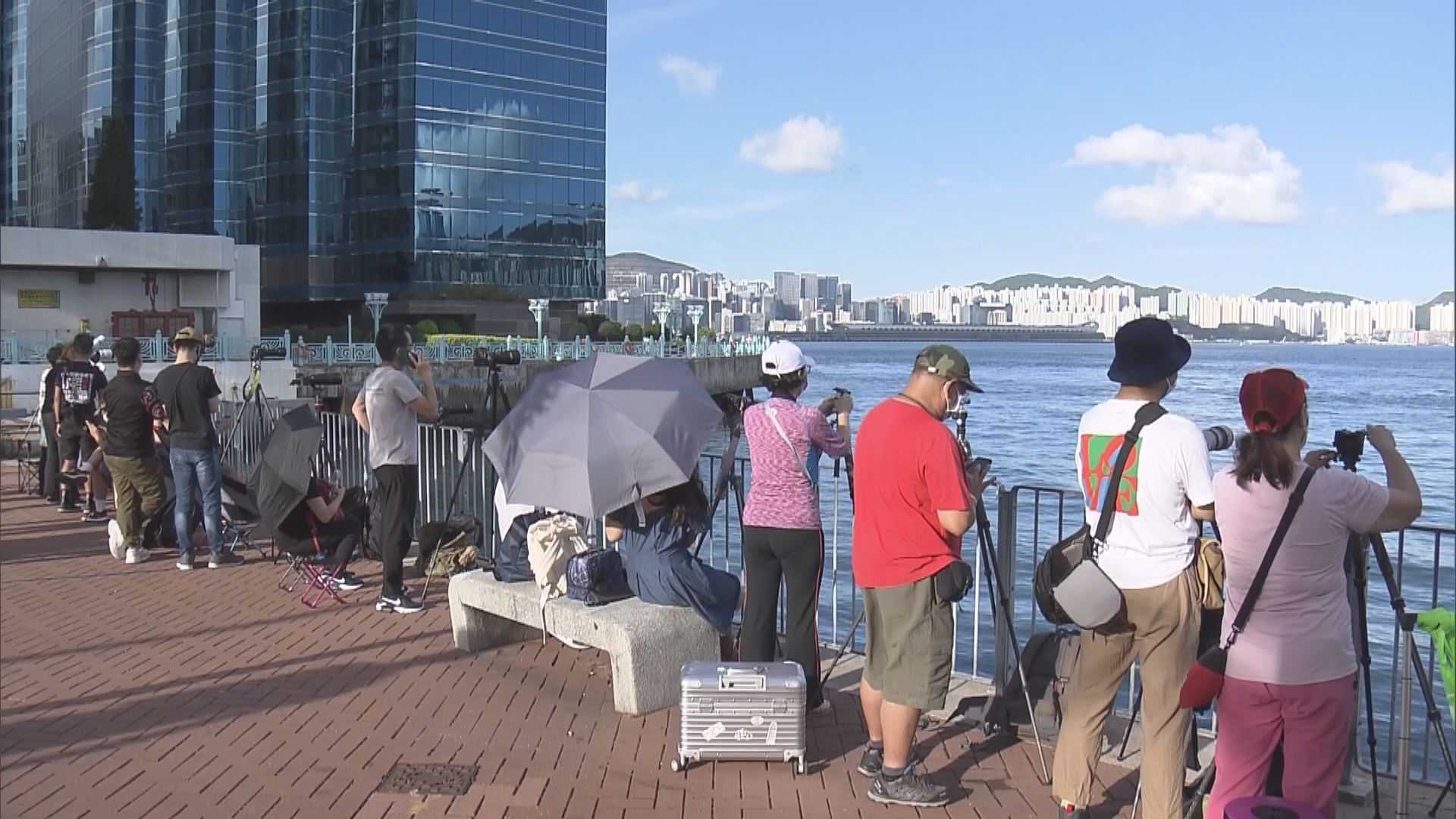 不少市民到黃埔海濱等待觀賞月全食及超級月亮