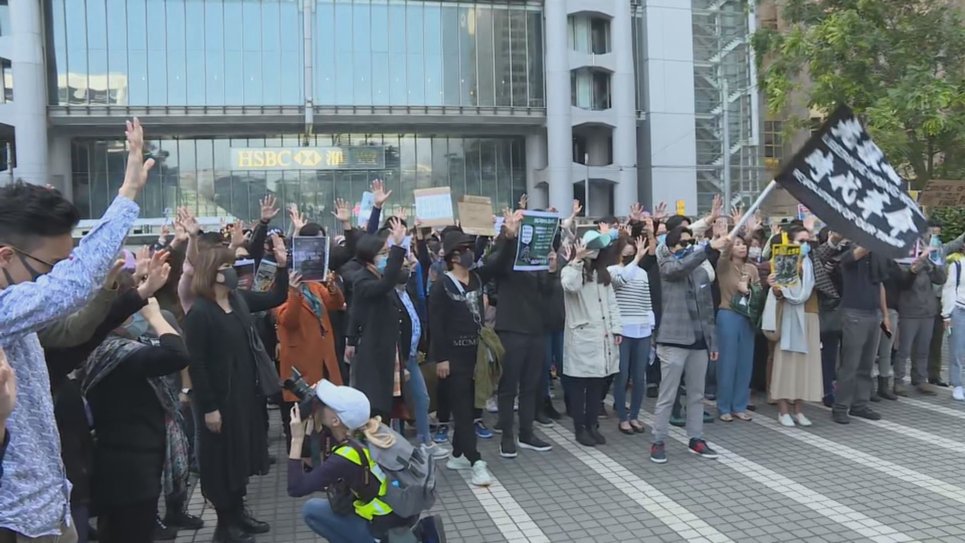 中環午飯時間有人聚集　抗議警拘星火同盟成員