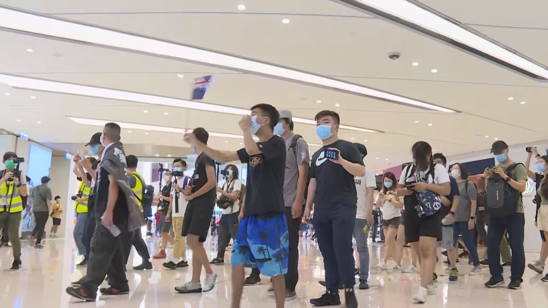 網民發起到元朗形點商場　警員共拘捕十三人