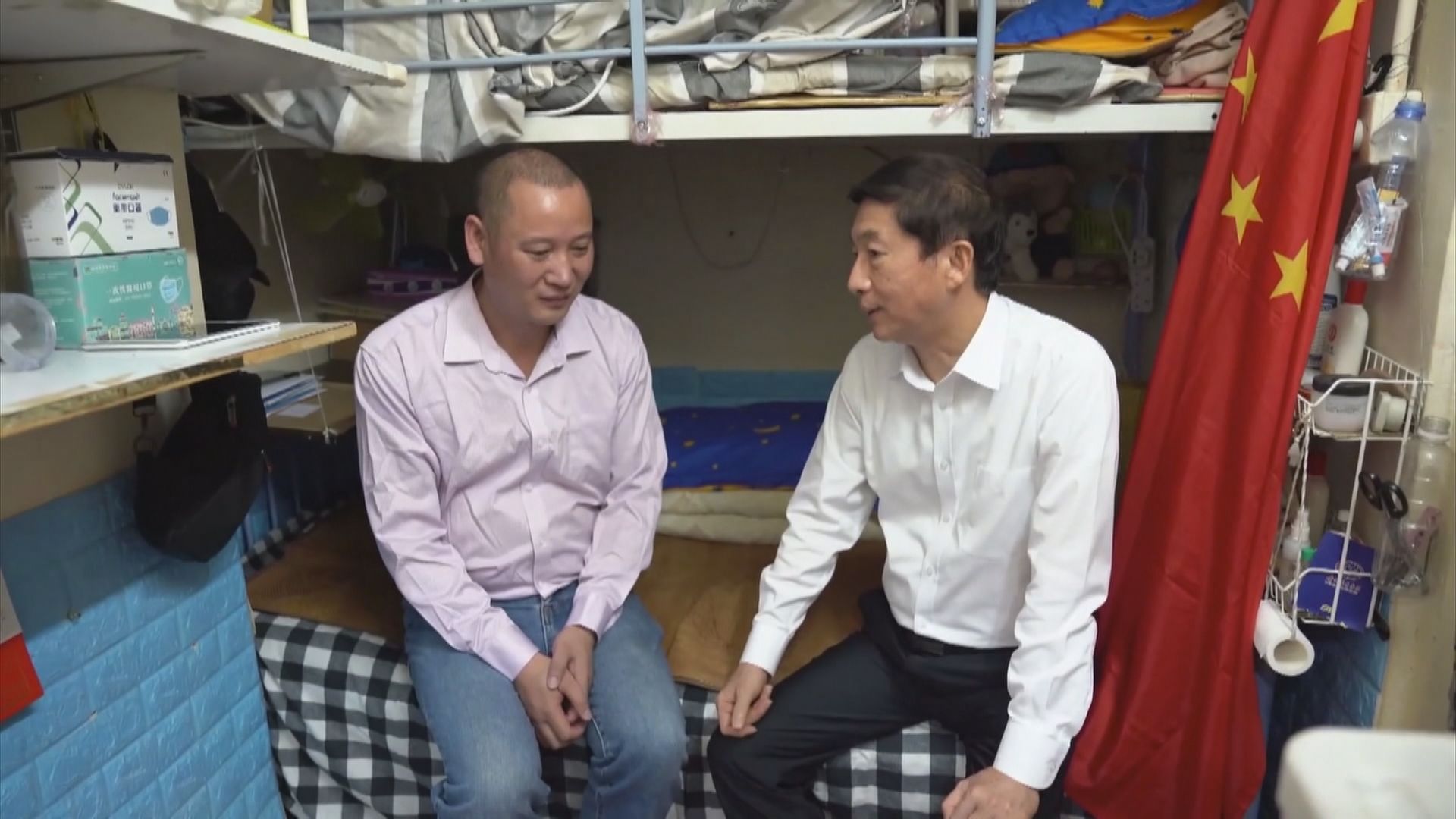 駱惠寧落區向基層市民送月餅及防疫物資