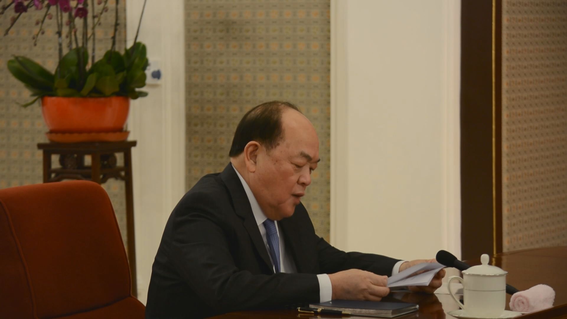 澳門行政長官賀一誠向總理李克強述職