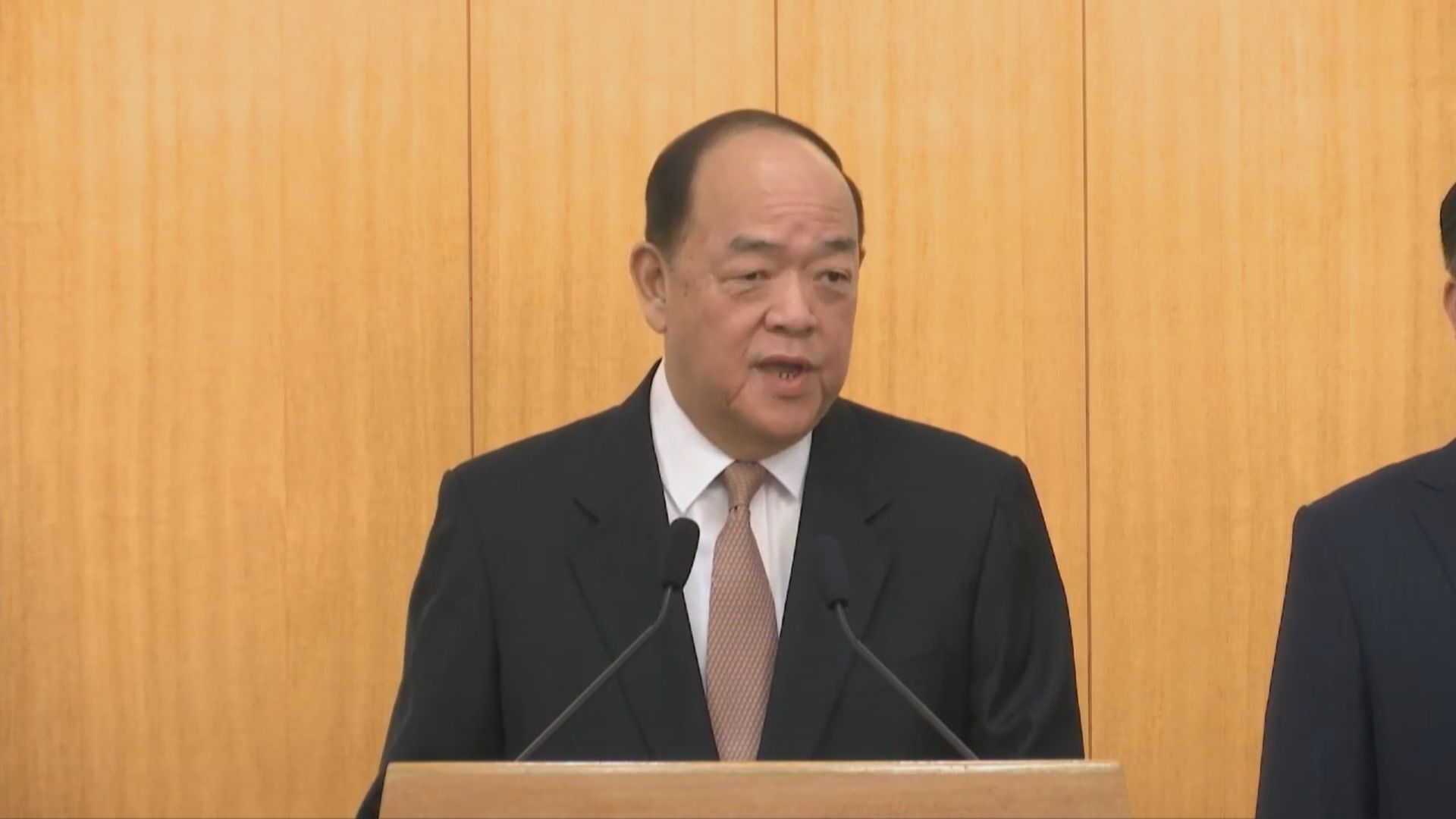 賀一誠：施政時不會考慮香港局勢