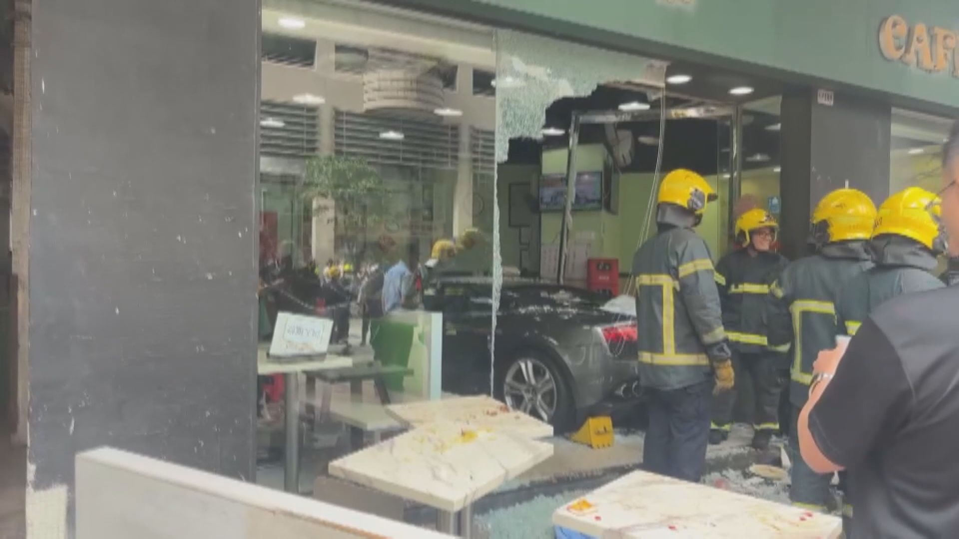 澳門黑沙環私家車高速撞入餐廳　司機疑踏錯油門釀6人受傷