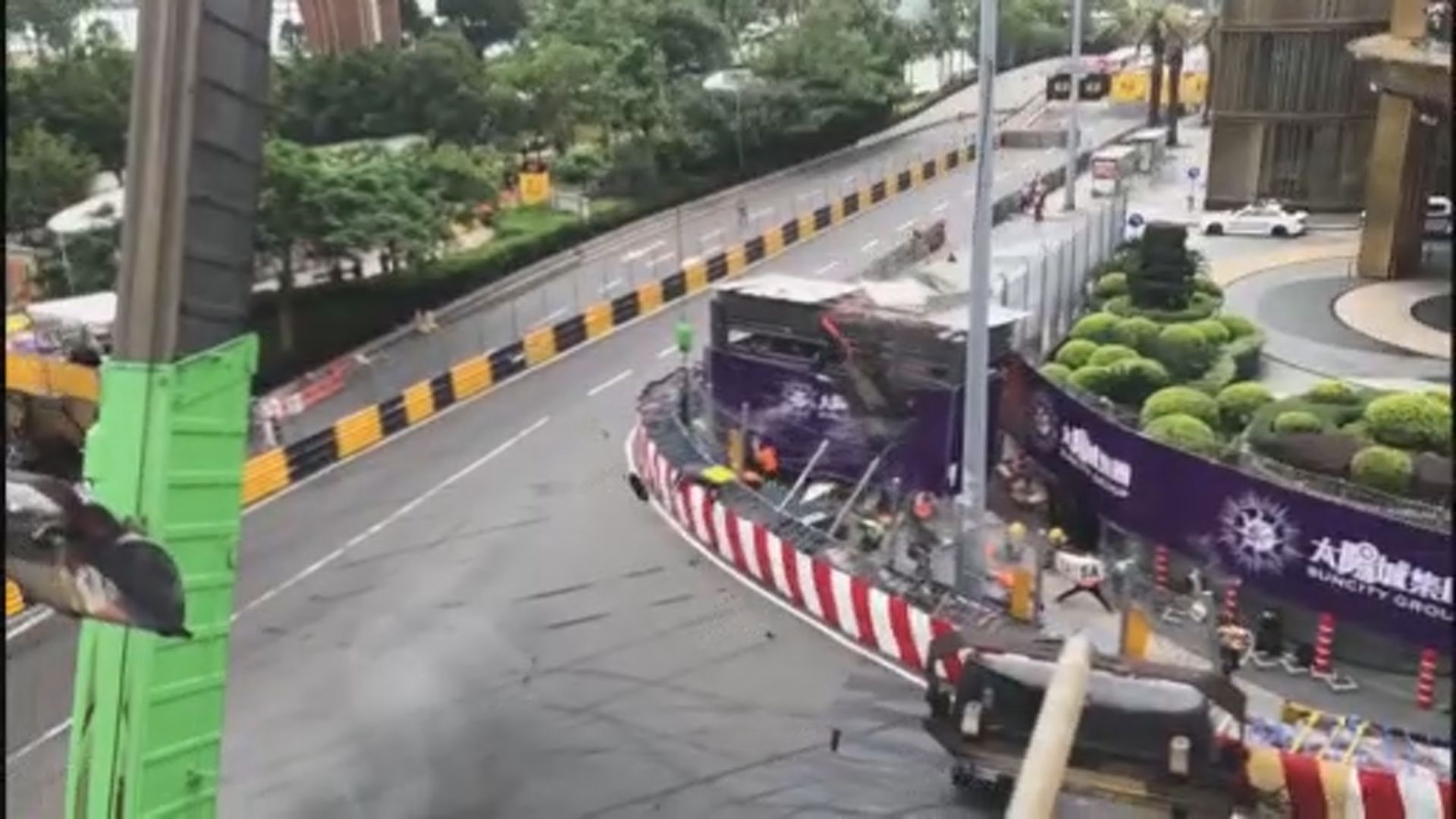 澳門三級方程式賽車失事飛越圍欄五人傷