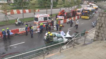 澳門友誼大馬路有私家車失控撞欄　四死三傷
