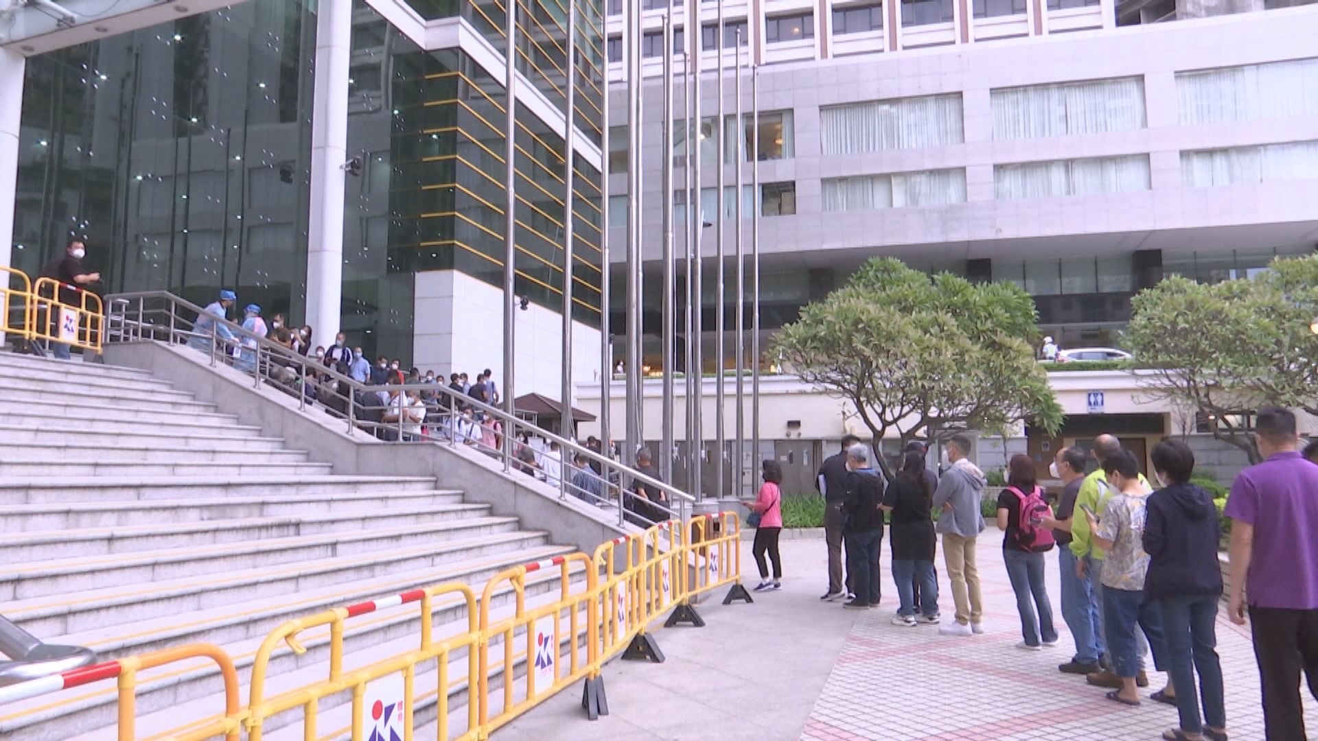 澳門居民冒風雨全民檢測　居民：影響到上班上學