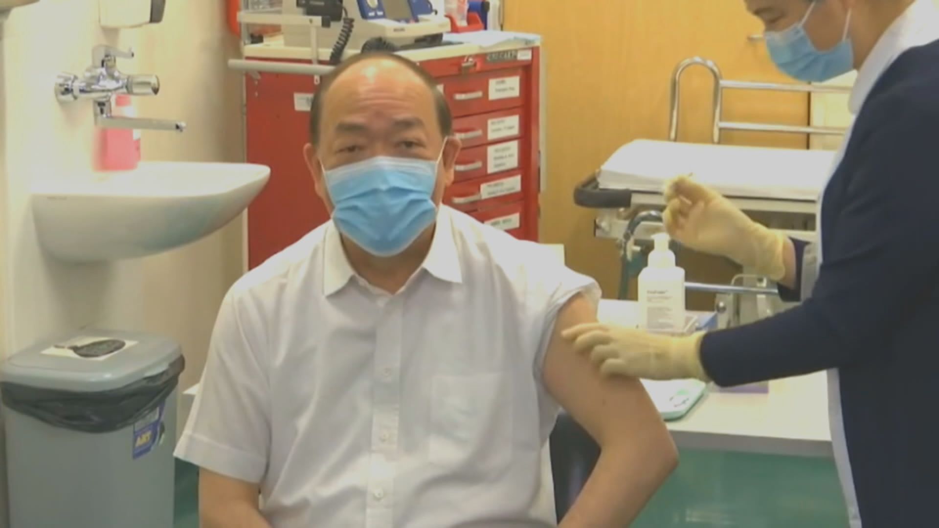 澳門行政長官賀一誠率官員接種國藥新冠疫苗