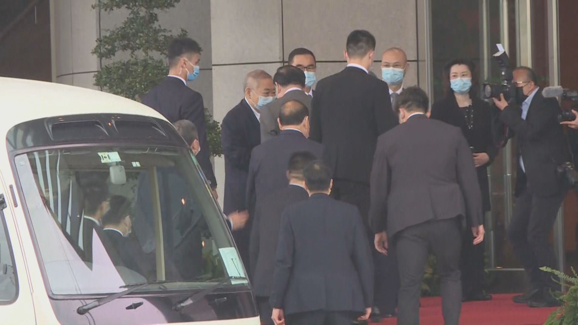 夏寶龍繼續澳門考察行程 到訪政府總部及立法會