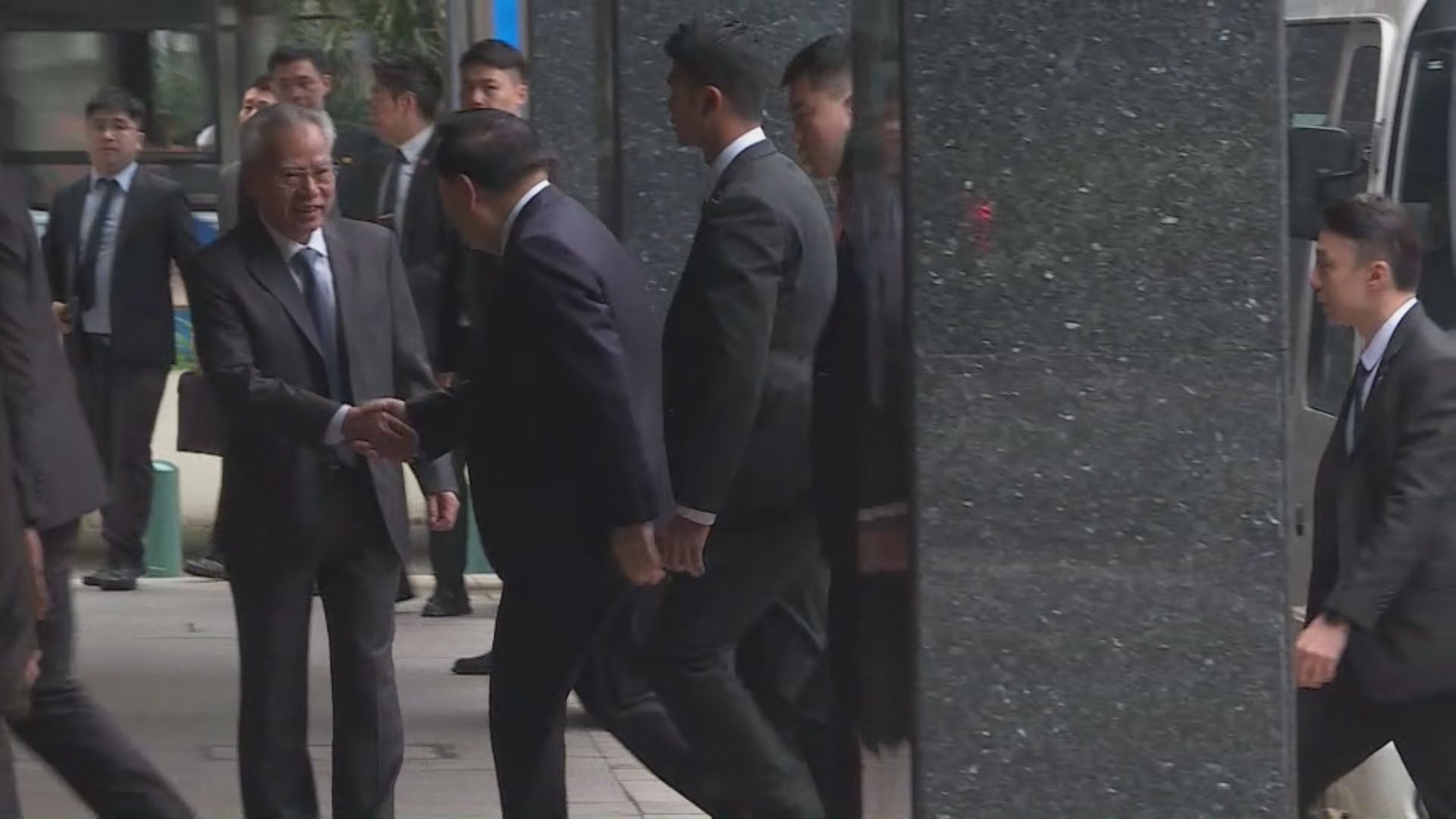 澳門調研｜夏寶龍早上到茶樓飲茶　會見澳區全國人大及政協