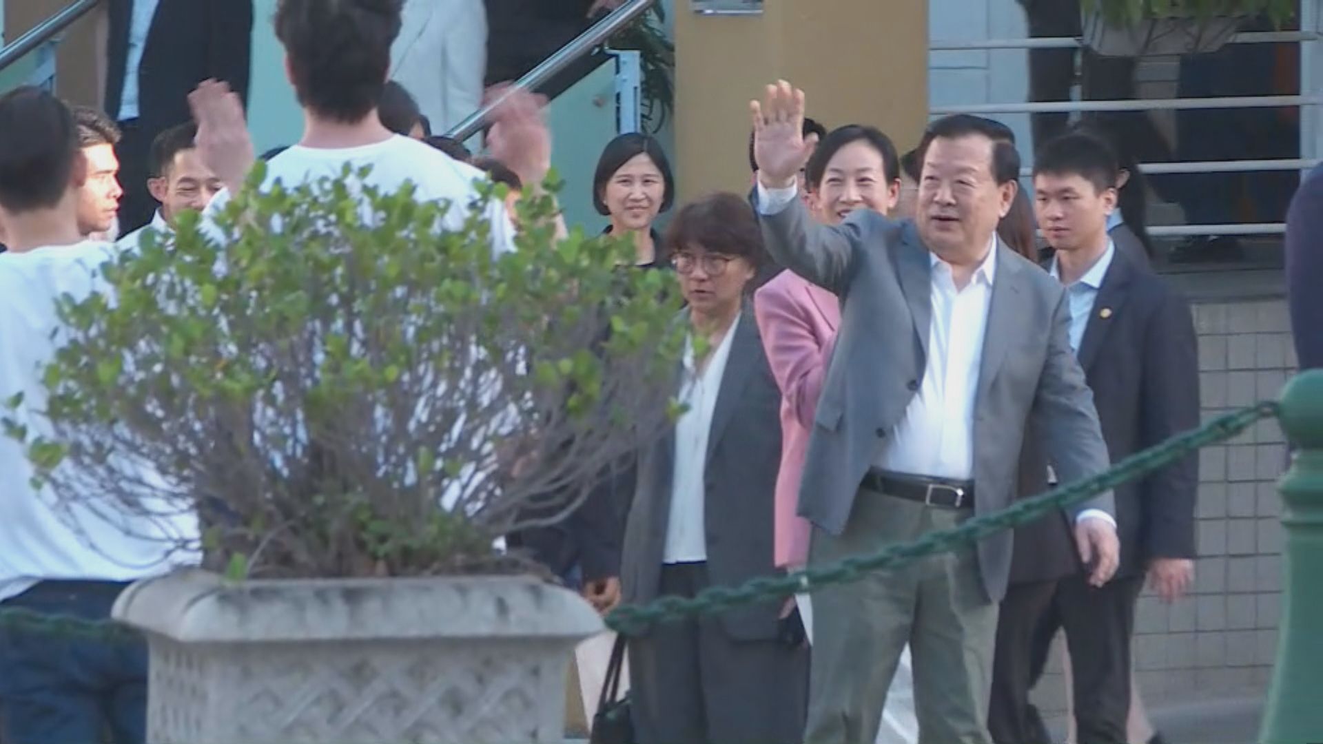 澳門調研｜夏寶龍參觀澳門旅遊大學　與學生交流