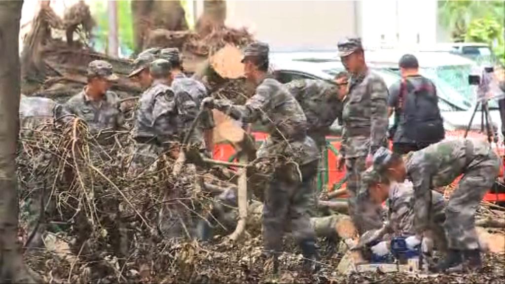 澳門駐軍於黑沙環清理雜物