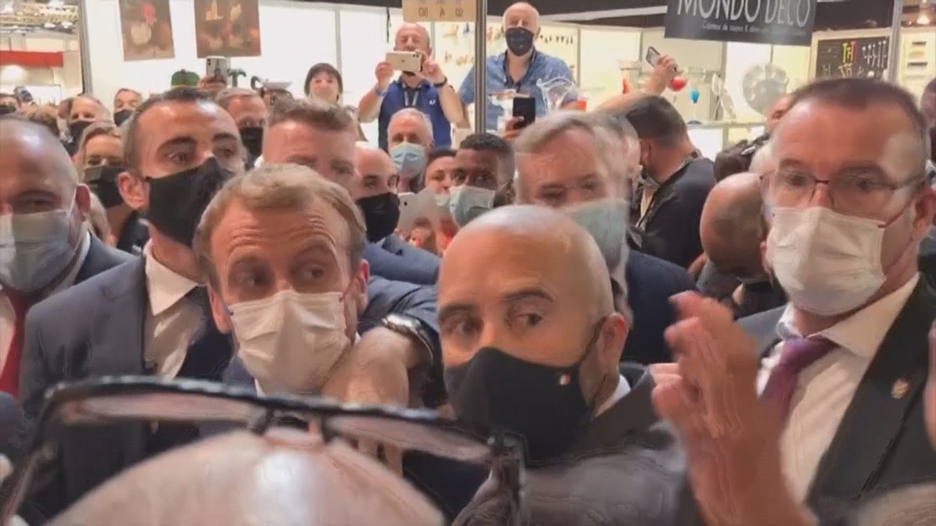 法國總統馬克龍懷疑被人擲蛋