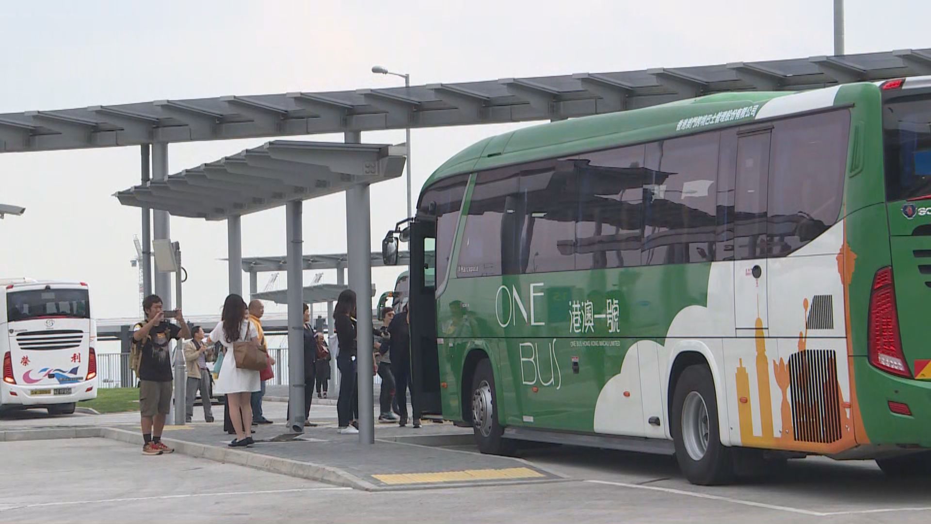 直通巴配額不足致人潮倒灌「金巴」