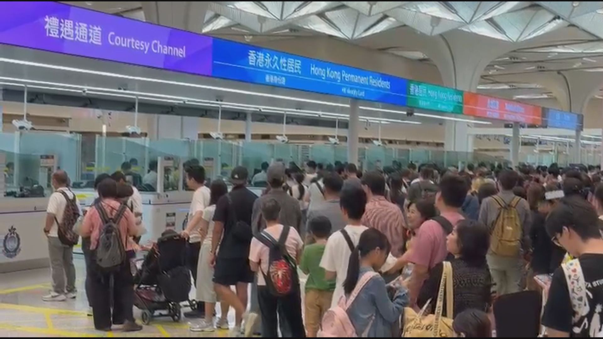 新皇崗口岸重陽節一度逼滿人　鄧炳強：過關安排有進步空間