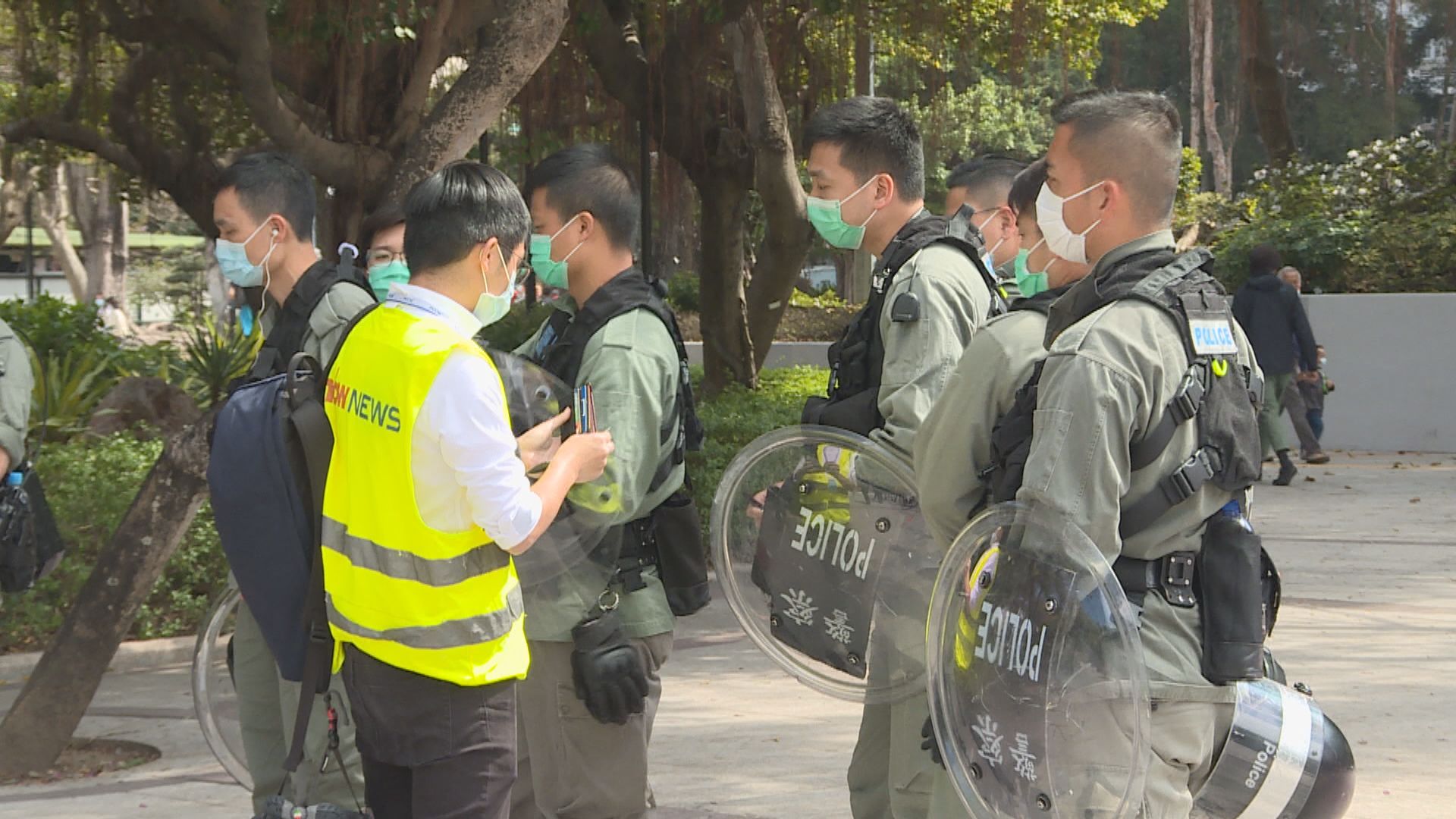 李立峯：警修例縮窄採訪空間　關偉：政府應向記者發牌