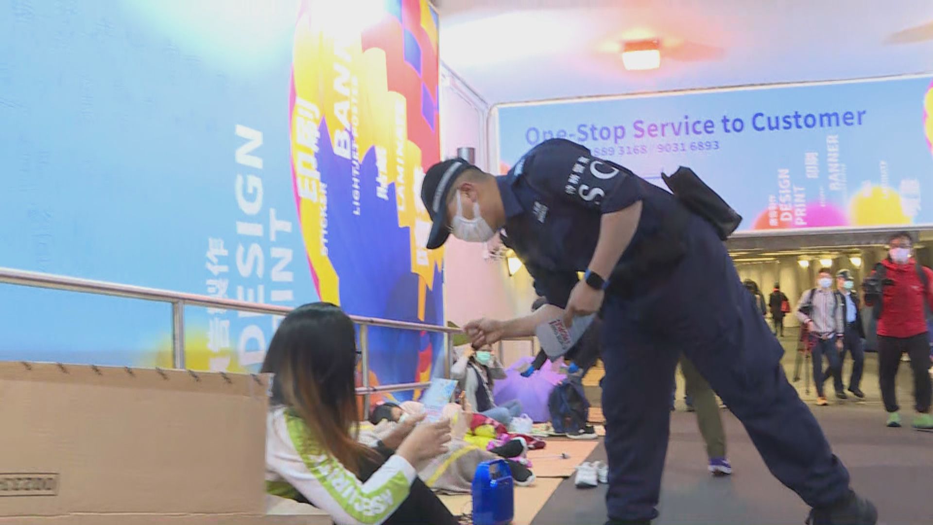 警員中環巡邏派傳單提醒外傭避免群聚