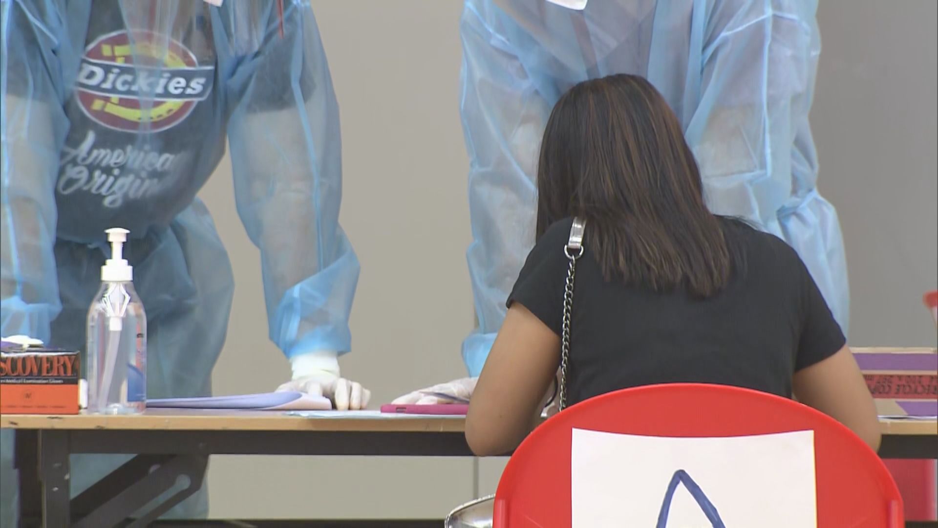 政府為等候到新僱主家庭履新外傭做新冠病毒檢測