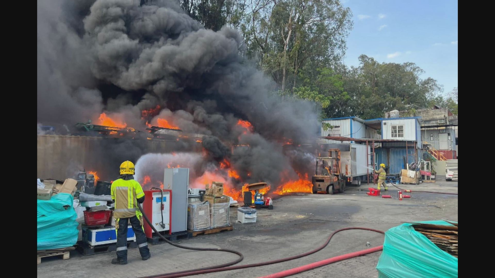 新田電子產品回收場起火　冒出濃煙無人傷