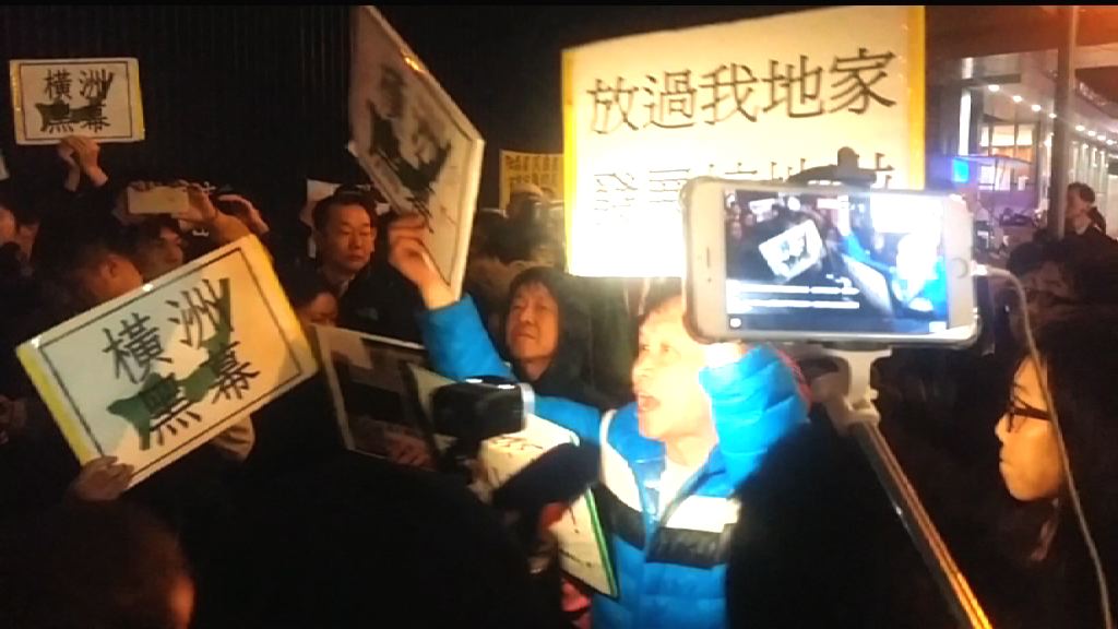 麥美娟報警離開立法會被拍打車窗