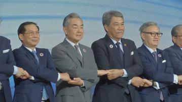 外長王毅出席中國-東盟外長會議　並與日本外相岩屋毅會面
