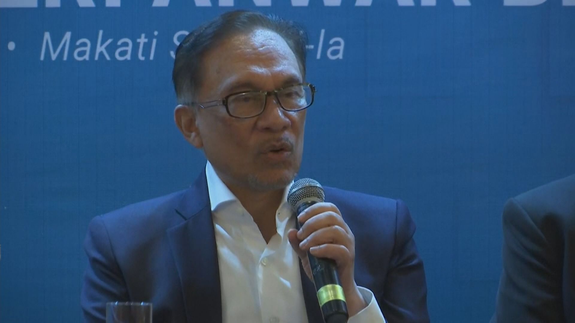 安華稱相信馬哈蒂爾會交出權力