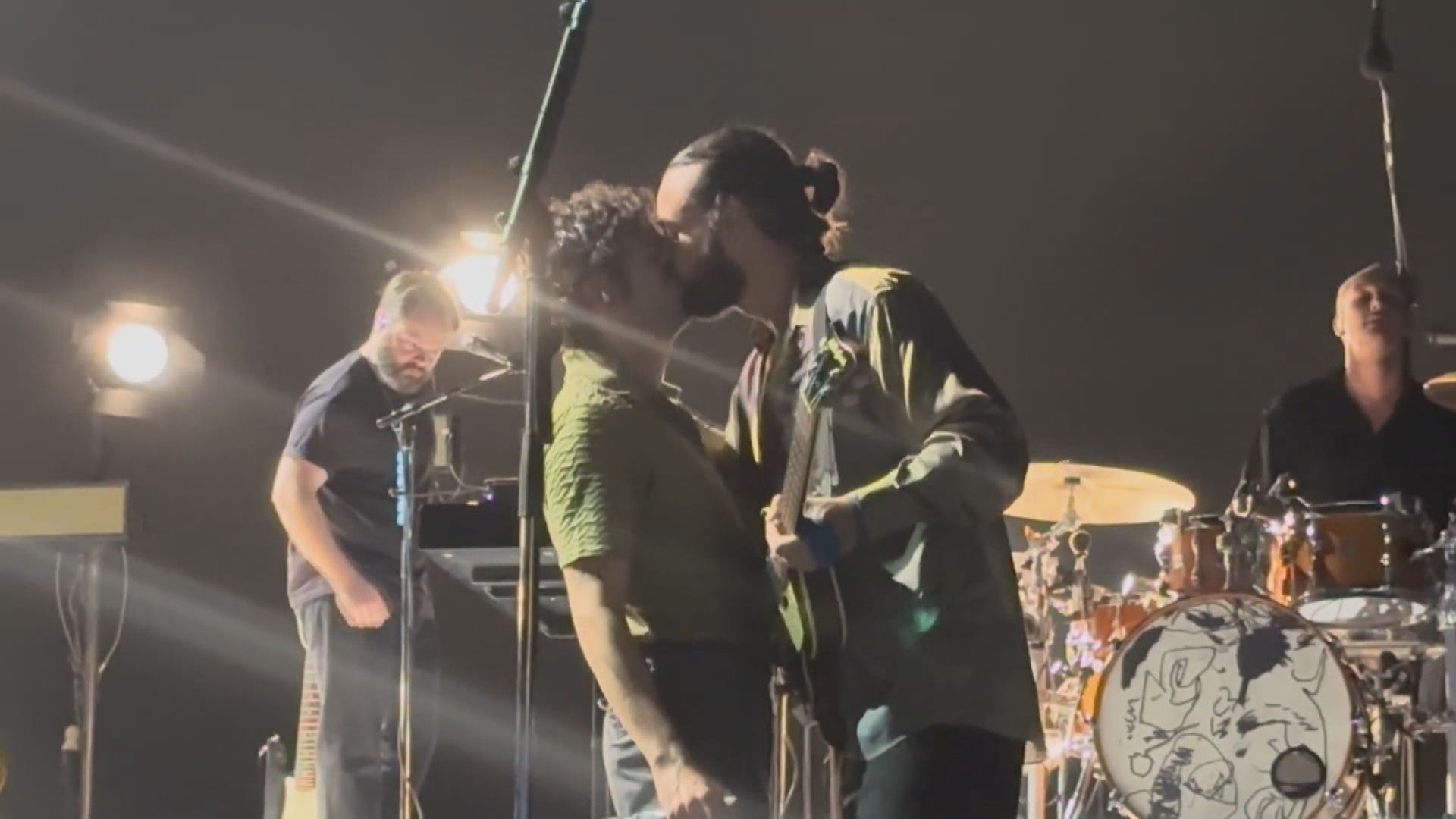 英樂隊主唱馬來西亞親吻男成員 演出被腰斬