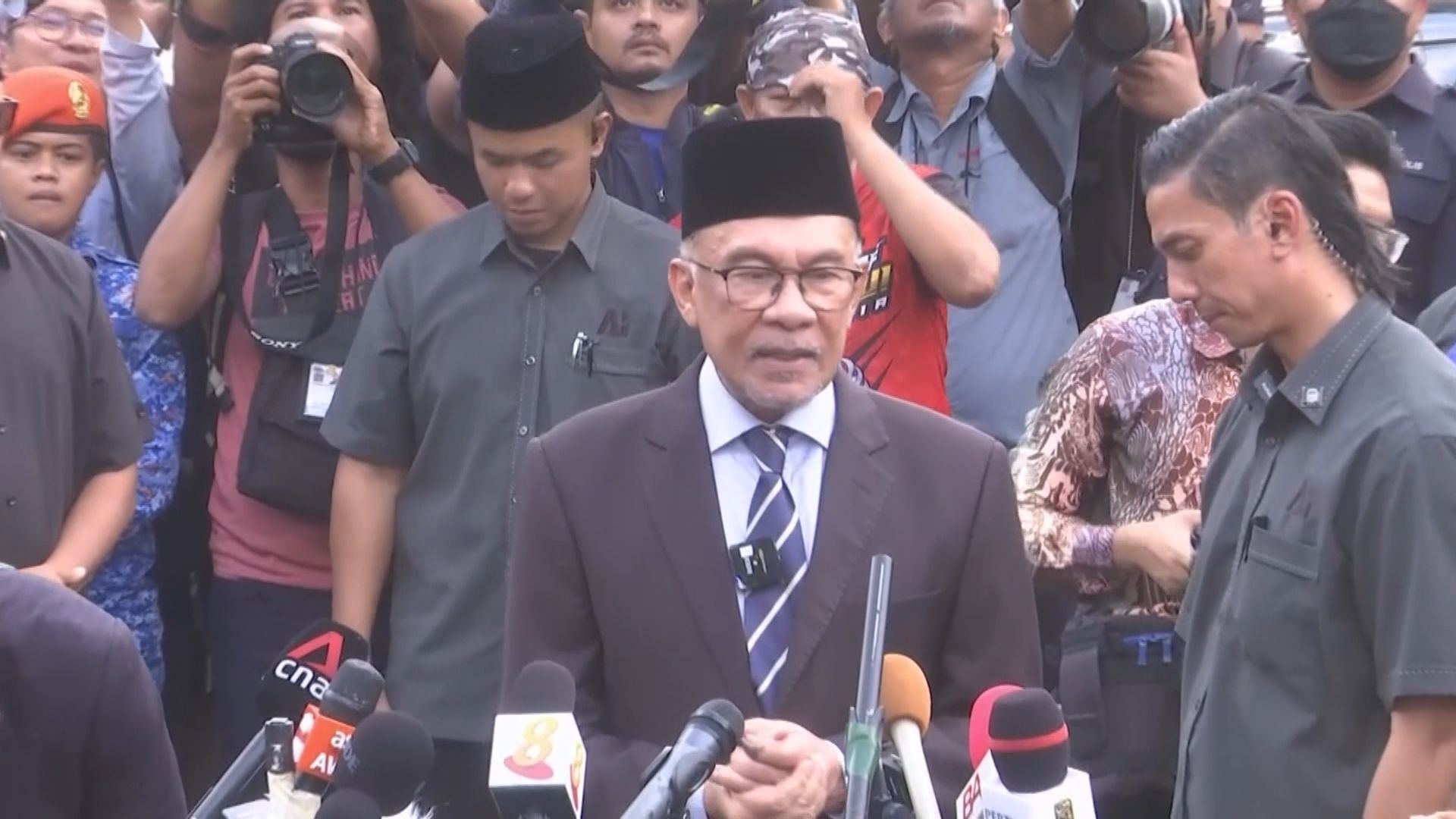 安華宣誓出任第十任馬來西亞總理