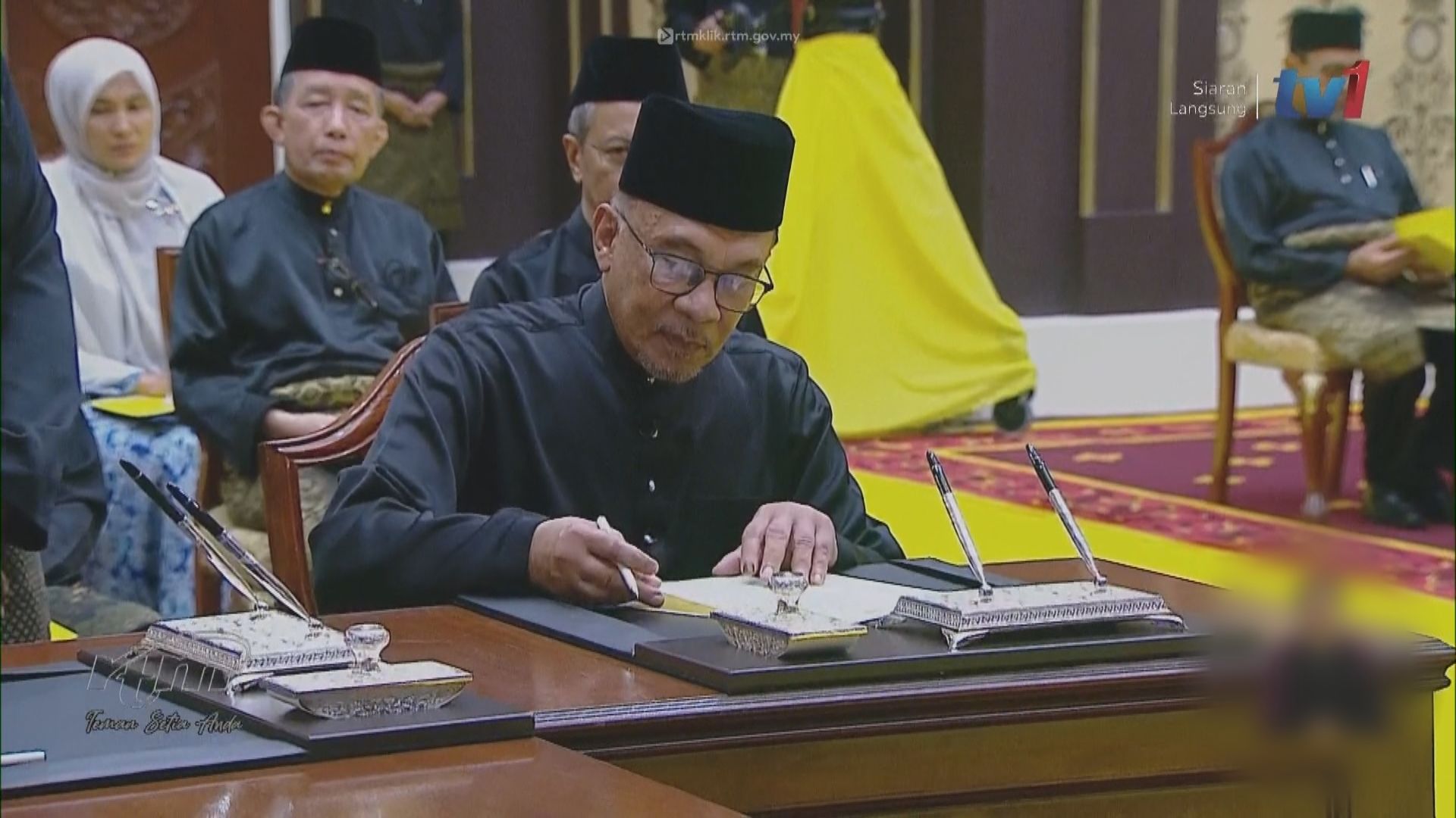 安華宣誓出任馬來西亞第十任總理