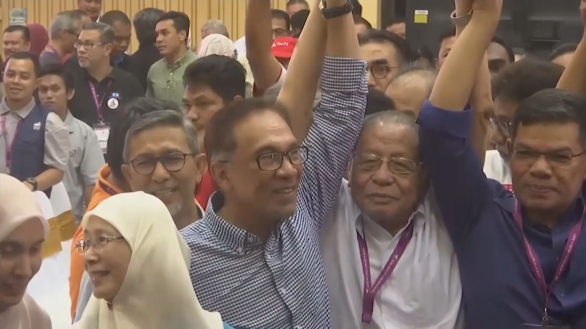 數十年政治生涯幾經波折　安華終成總理