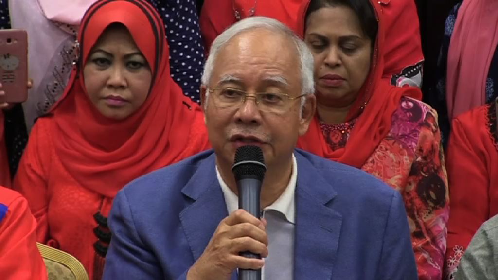 納吉布即時辭去國陣和巫統主席 