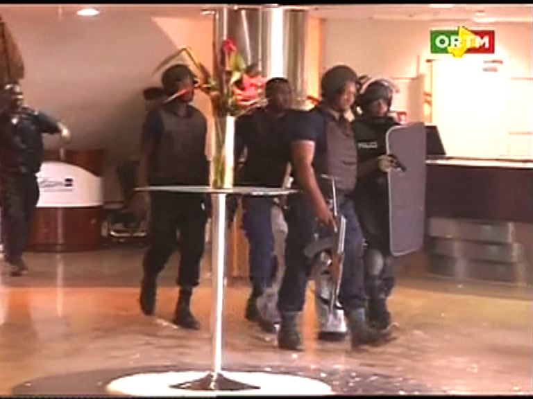 馬里特種部隊在酒店內逐層搜索