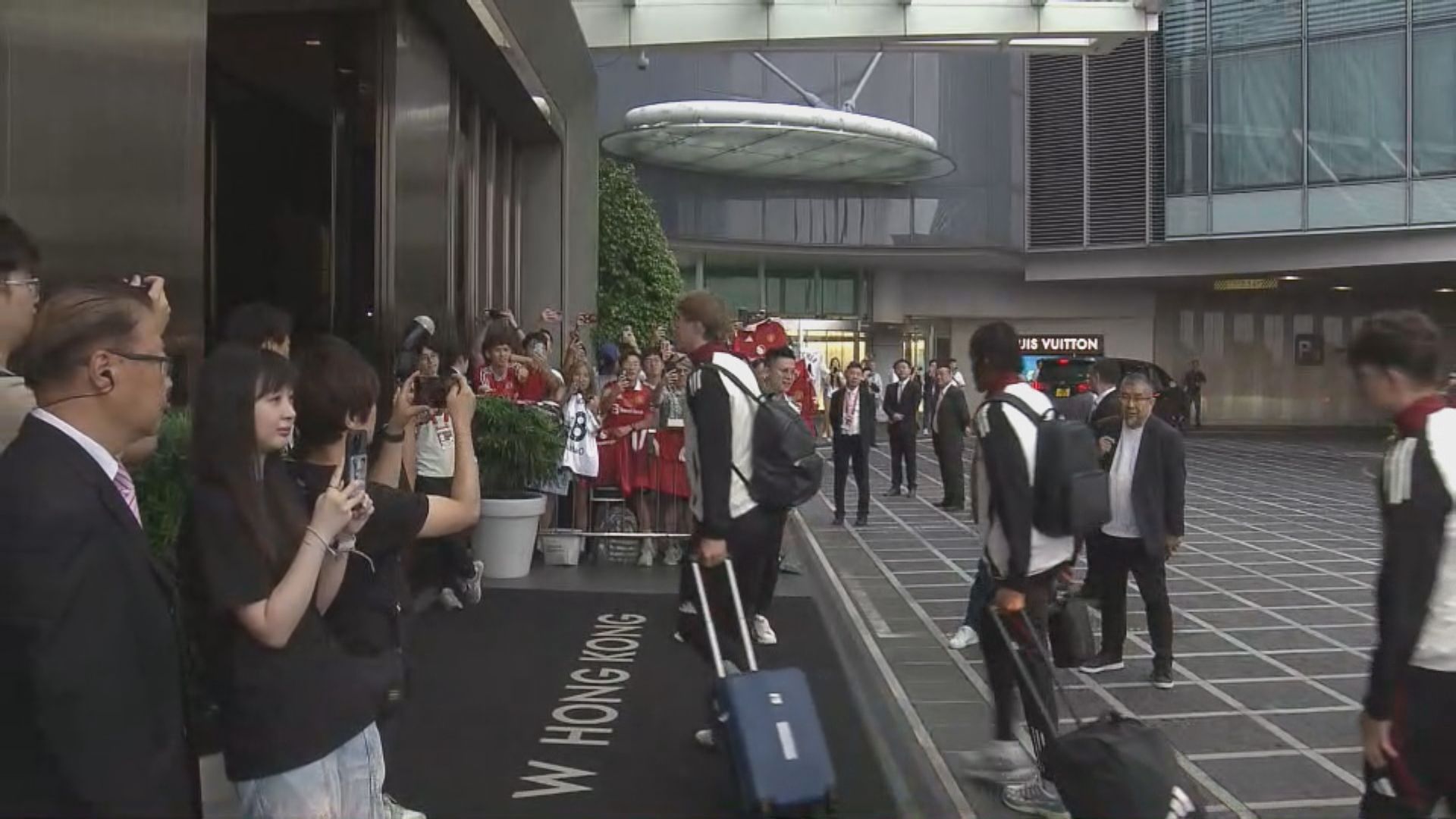 曼聯抵港　球迷酒店外迎接