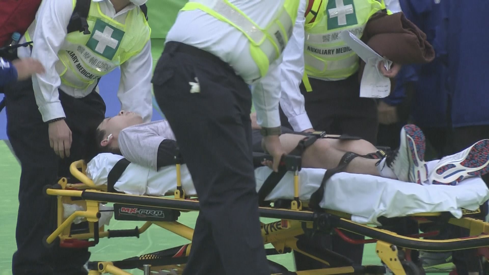 跑手維園陸續衝線　有人需由擔架床抬走